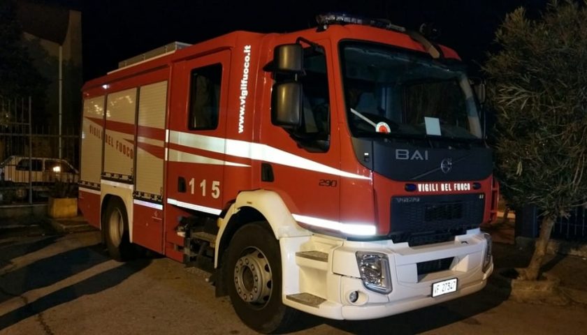 Cadono calcinacci da un balcone in piazza Sabbato a Pontecagnano