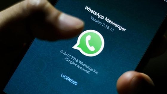 Smart working, Zuckerberg lancia l’allarme Whatsapp: “I server potrebbero non reggere e fondersi”