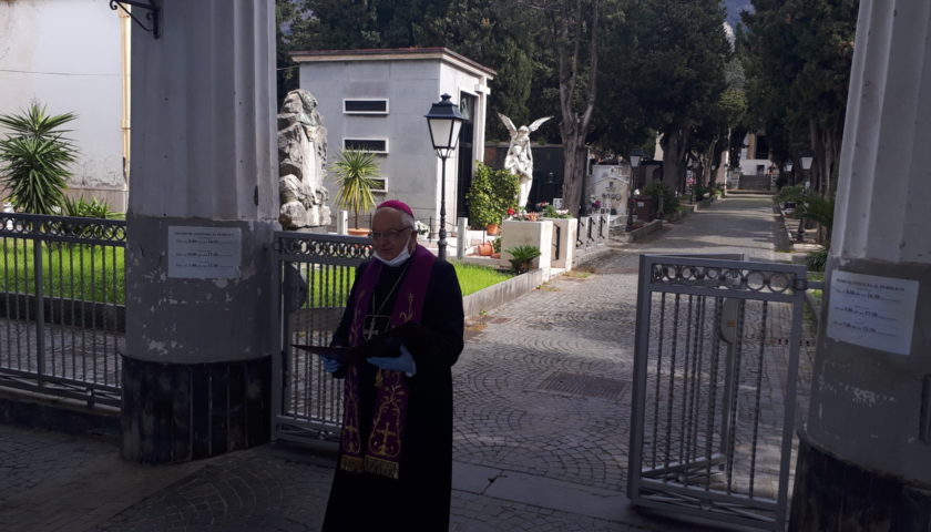 Sarno, il vescovo Giudice al cimitero di Sarno per pregare per tutti i defunti