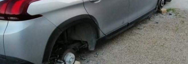 Ad Angri rubano ruote e mettono l’auto sui blocchi di legno