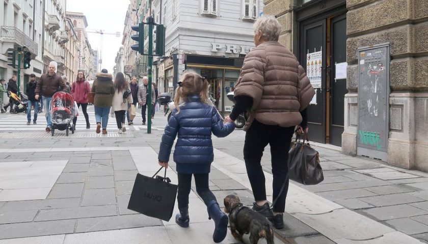 Covid 19, possibile far passeggiare i figli nei pressi della propria abitazione