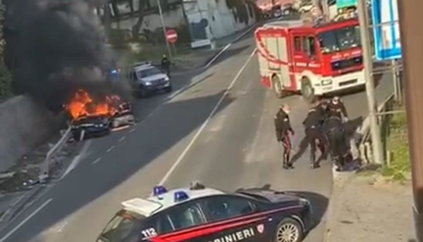 Auto in fiamme nella zona orientale: aggressione, paura e arresto