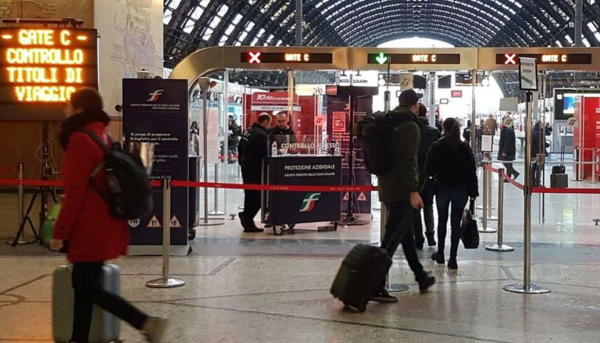 Nella stazione di Milano passeggeri bloccati sui treni verso Salerno e Napoli tra lacrime e rabbia.