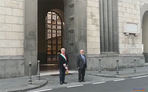 Cordoglio e silenzio per le vittime del Covid 19, Comuni e prefetto presenti. Il sindaco di Salerno: “Un dovere esserci”