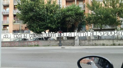 Ultras della Nocerina espongono striscione a favore di medici e infermieri: “Agli eroi in corsia, uniti nella lotta all’epidemia: “