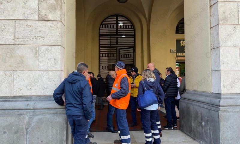 Salerno Pulita, sindacati in riunione al Comune. Operai in presidio ma slitta a venerdì l’incontro risolutivo