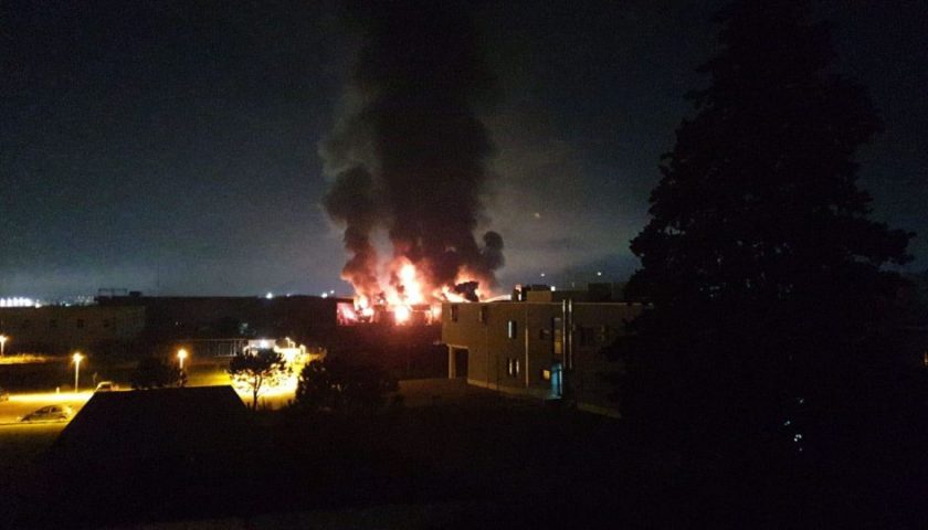 Fiamme in uno stabilimento della zona industriale di Sarno, danni ambientali