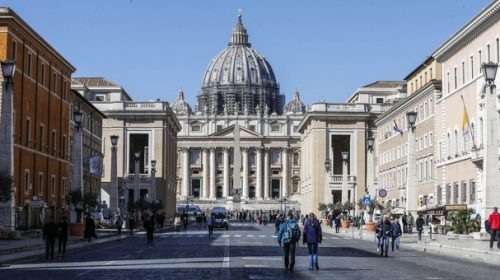 Morte Papa Francesco: da oggi l’omaggio dei fedeli in San Pietro, sabato i funerali con capi di Stato e leader politici mondiali