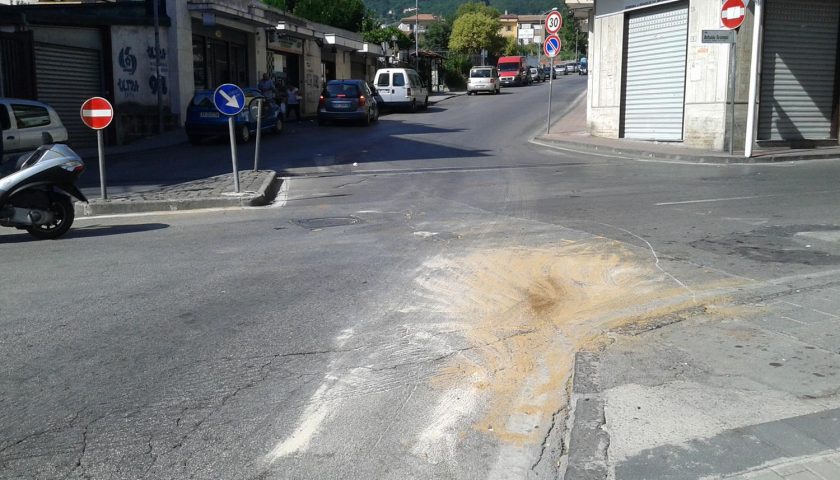 Larve in via Filangieri a Cava de’ Tirreni, l’allarme dei residenti e il sindaco allerta la Provincia