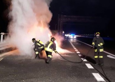 Non si ferma al posto di blocco e dopo l’iseguimento perde il controllo