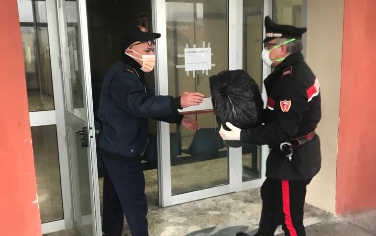 Un 50enne di Auletta ricoverato d’urgenza allo Scarlato di Scafati, carabinieri preparano e consegnano borsone con i panni