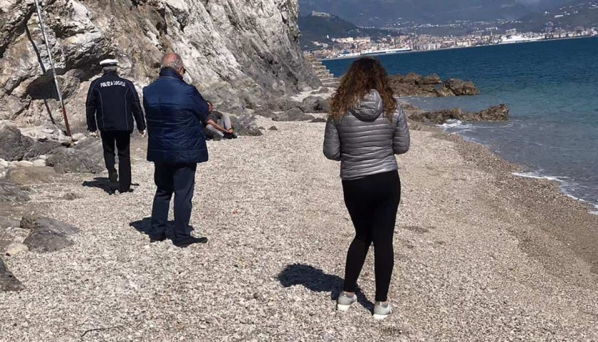 Sfida il decreto e va a Cetara per un tuffo in mare: denunciato e sottoposto ad obbligo di quarantena