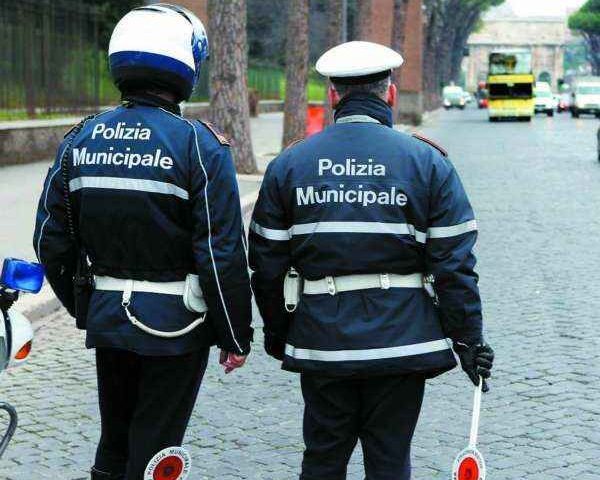 Salerno, sequestrati dai vigili urbani una struttura Sala Abbagnano e un appartamento a Fratte