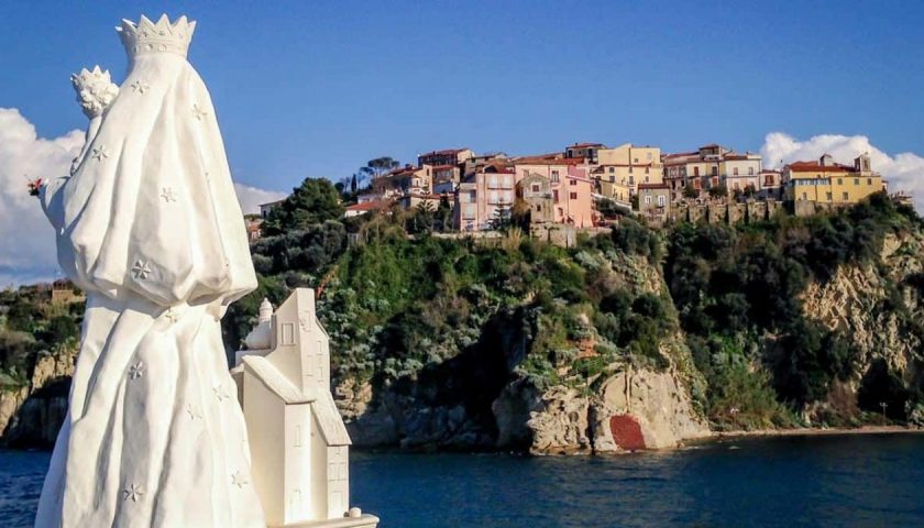 Agropoli, sfregio alla statua della Madonna di Costantinopoli nel Porto: amputate 4 dita della mano