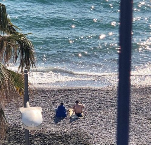 In spiaggia tra chiacchiere e sole, sono i menefreghisti del decreto