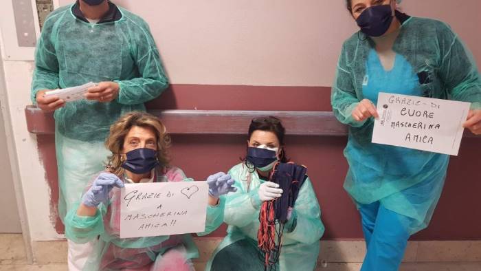 Coppia di coniugi, con genitori e amici regala 350 mascherine al giorno