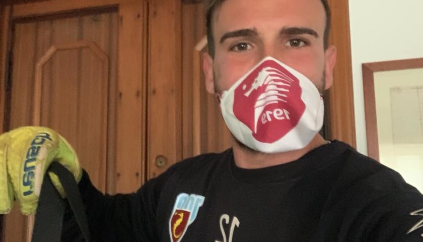 Coronavirus, ecco come il portiere della Salernitana Micai va a fare la spesa