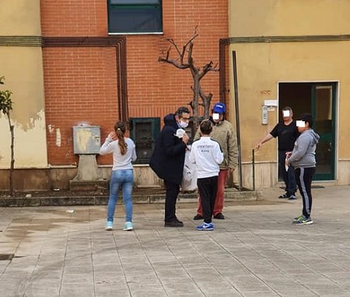 Ragazzini a giocare a pallone in strada a Bellizzi, il sindaco li ammonisce e poi regala mascherine