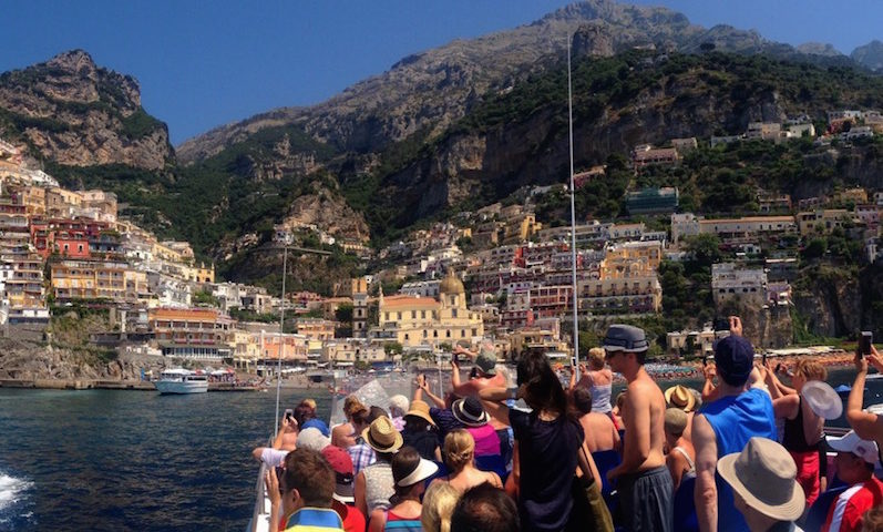 Lavoro a nero e norme anti covid, sanzionati due lidi a Positano