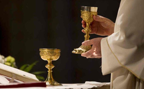 Vallo di Diano chiuso, il sacerdote: “Nessuno ha bevuto dallo stesso calice”