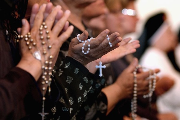 Recitano il rosario, chiamano i carabinieri: polemiche a Cava de’ Tirreni