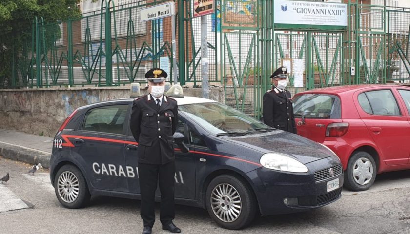 I carabinieri consegnano 5 tablet agli alunni della Giovanni XXIII di Salerno