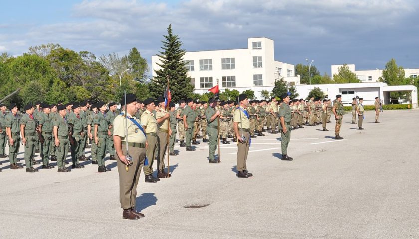 Gli artiglieri della Pasubio di Persano donano alimenti ai bisognosi