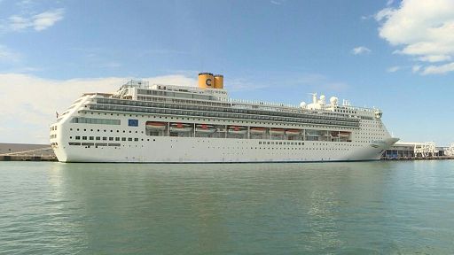 Sbarcata a Napoli la Costa Crociera con 700 persone a bordo. Italiani, stranieri ed equipaggio in quarantena