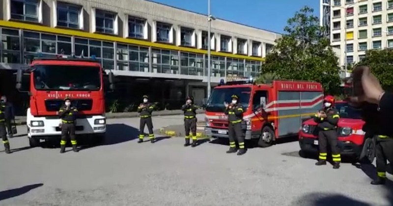 Covid 19, i Vigili del Fuoco rendono omaggio ai sanitari del Ruggi