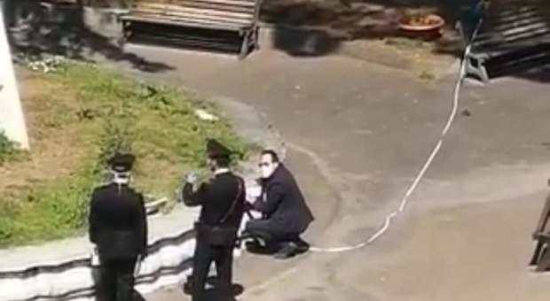 Pappagallo con il guinzaglio in piazza ad Angri, cittadino multato dai carabinieri