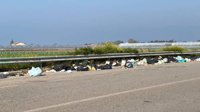 Strada Aversana carica di rifiuti, la denuncia di un medico anestesista: “Spettacolo raccapricciante, vergognoso”