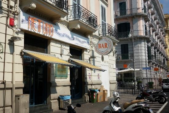 Riapre il Bar Nettuno, boom di prenotazioni per il gelato e la mitica brioches: consegna a domicilio