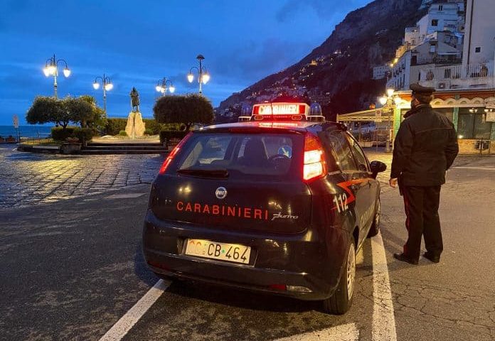 Medico chirurgo ubriaco alla guida dell’auto in Costiera Amalfitana: denunciato e macchina sequestrata