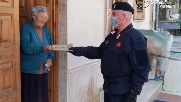 I carabinieri consegnano pensione a una 87enne di Auletta impossibilitata a recarsi presso l’ufficio postale