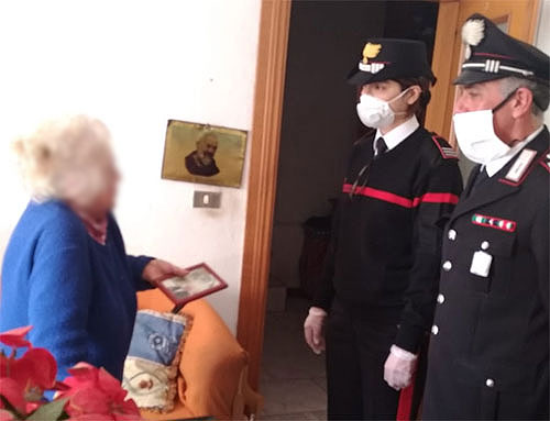 Carabinieri consegnano pensione a una anziana residente a Torrione