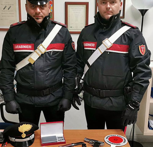 Pistola con matricola cancellata e droga in casa, arrestato un 31enne di Salerno