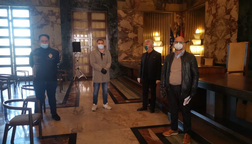 VIDEO: Coronavirus, commercianti salernitani consegnano le chiavi dei locali al sindaco Napoli