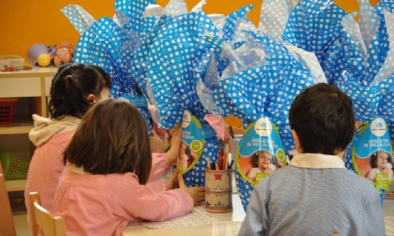 I carabinieri di Eboli regalano uova di coccolato ai bambini di tre case famiglie
