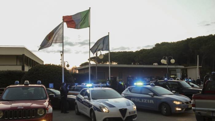 L’omaggio delle forze dell’ordine a malati e sanitari del Campolongo Hospital
