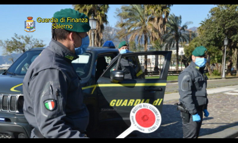 EMERGENZA COVID-19: NONCURANTE DEI DIVIETI, ANDAVA A SPASSO IN CALESSE SULLA SPIAGGIA