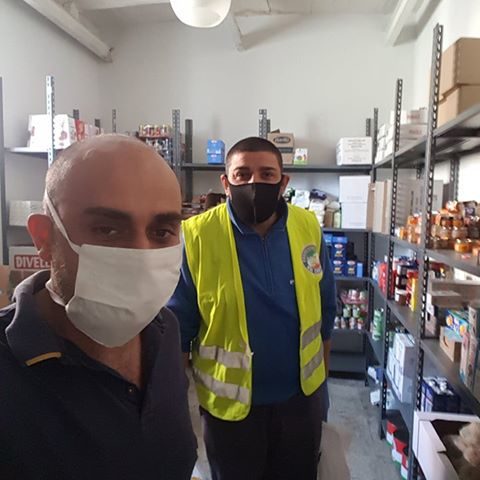 Solidarietà per le famiglie bisognose a Nocera Inferiore, il Gruppo di Amici di via Cucci raccoglie generi alimentari: “Stiamo lontani oggi e abbracciamoci domani”