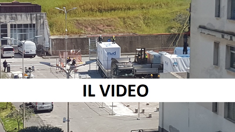 Arrivati a Salerno i tir per l’ospedale modulare: sindaco e assessore guidano le operazioni (IL VIDEO)