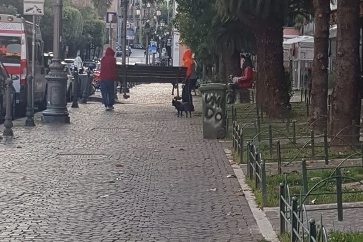 Salerno, portano via una panchina dalla centralissima via Roma