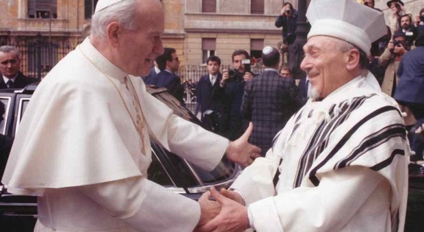 Il 13 aprile del 1986 Giovanni Paolo II entra nella Sinagoga di Roma, fu la prima volta nella storia di un Papa