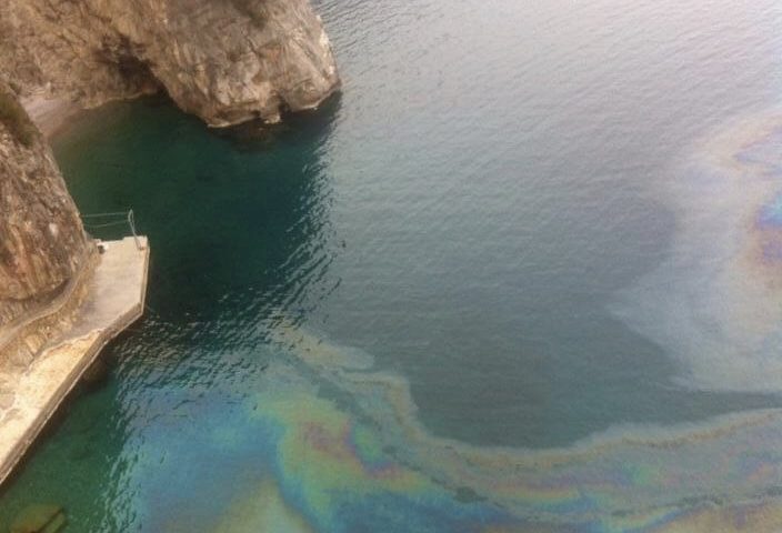 Chiazze di petrolio nel mare della Costiera, l’Abbac: “Chi inquina paghi, non c’è coronavirus che tenga”