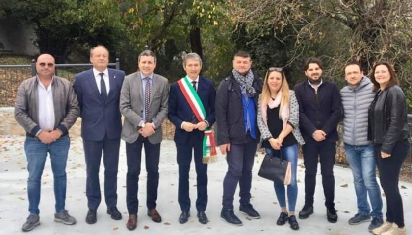 Sassano, la Giunta si taglia le indennità e regala mascherine ai sanitari dell’ospedale di Polla