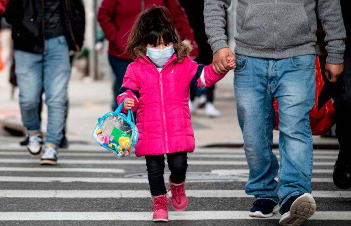 De Luca dà mandato alle aziende per fabbricare mascherine per bambini