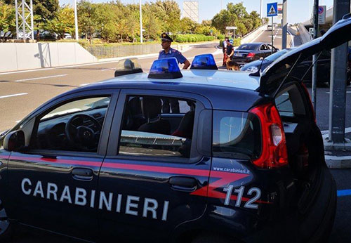 Viaggia con droga e balestra in auto, arrestato 27enne di Serre