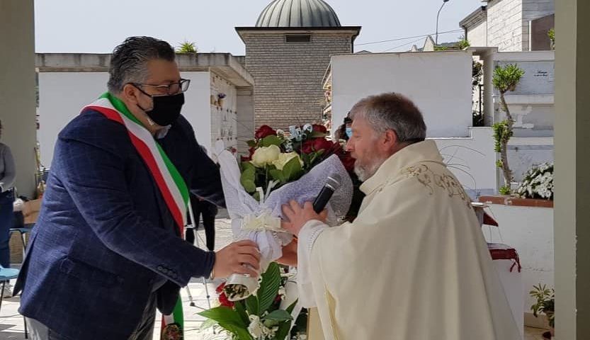 Funzione religiosa per i defunti al cimitero, omaggio floreale del sindaco di Agropoli