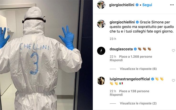 CORONAVIRUS NEL MONDO. MEDICI E INFERMIERI CON MAGLIE CALCIATORI